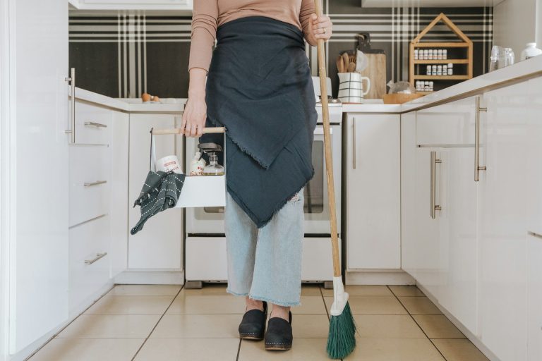 Immagine in evidenza per Come Mantenere la Casa Pulita Più a Lungo: Consigli Pratici per Ogni Ambiente